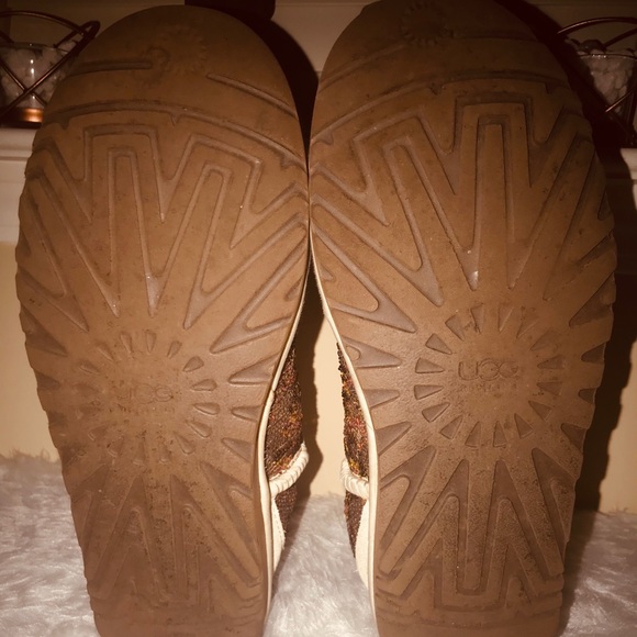UGGS - Picture 4 of 4